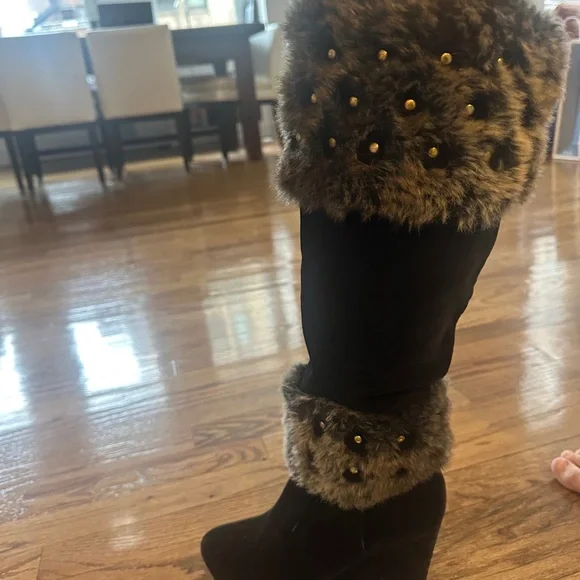Elegant Black Wedge Boots with Faux Fur Trim - Picture 5 of 12